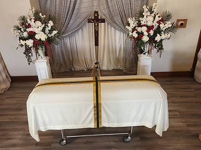 Picture of Gold/Green/Gold Center Panel Funeral Pall 6' X 10' w/Rounded Corners