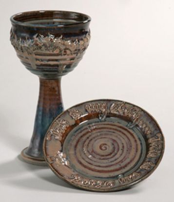 Picture of Crown of Thorns Rosé Porcelain Chalice & Paten Set